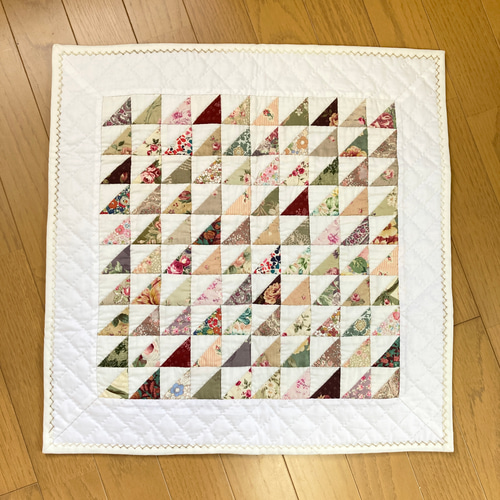 三角つなぎのパッチワークタペストリー タペストリー・壁掛け Katie