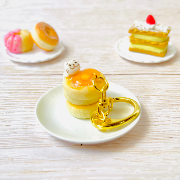 ネコちゃんがパンケーキに乗っかりフェイクスイーツ♪ キーホルダー