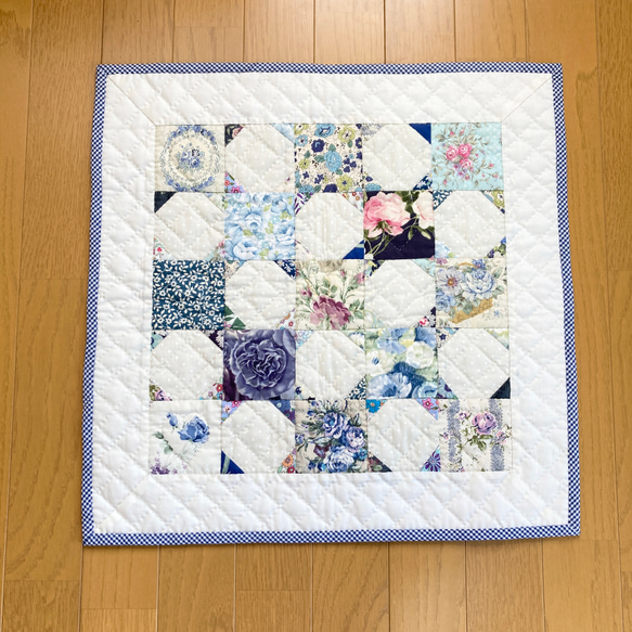 青系スノーボールのパッチワークタペストリー パッチワークキルト