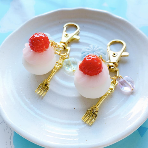 ケーキ風桜餡団子の和菓子キーホルダー フェイクスイーツ 樹脂粘土