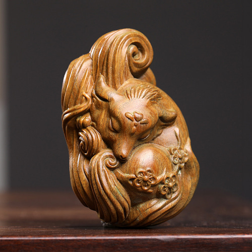 九尾狐の木彫りの吊り下げ 天然の緑檀の木でできた狐の小さな置物 愛情