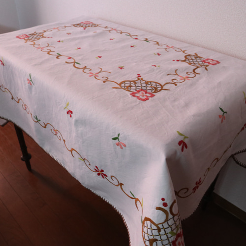 フランスの手仕事/フォークロアなお花の手刺繍 テーブルクロス