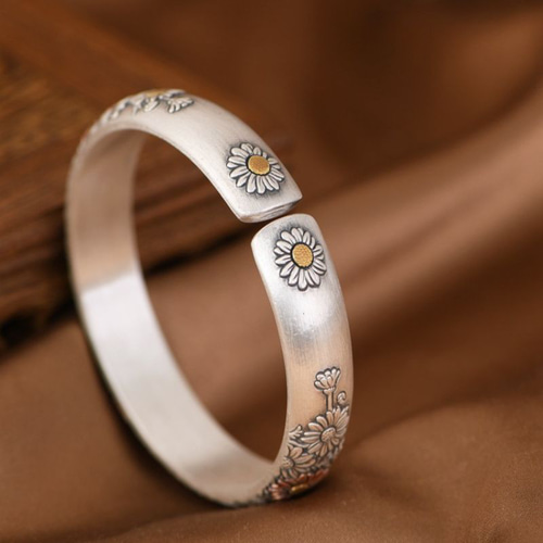 コスモスの花のバングル - 彫刻が美しく重厚感ある純銀アクセサリー