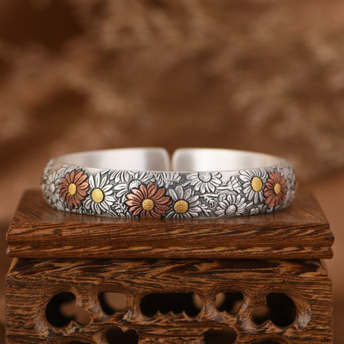 コスモスの花のバングル - 彫刻が美しく重厚感ある純銀アクセサリー