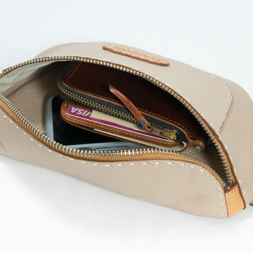 送料無料/ シュリンクレザーボディバッグ/ウェストポーチ/ ワン