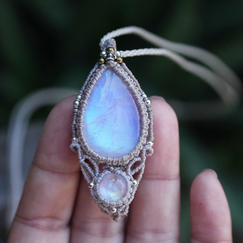 ヘミモルファイトとレインボームーンストーンのマクラメネックレス