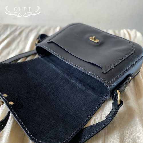 レザーショルダーバッグ・レディース・横長（黒） ショルダーバッグ