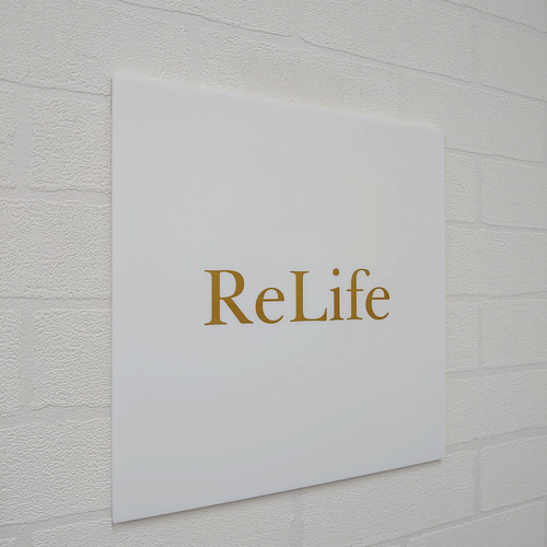 primera.momo＊白ベース・ゴールド文字アクリル表札＊UV印刷 primera