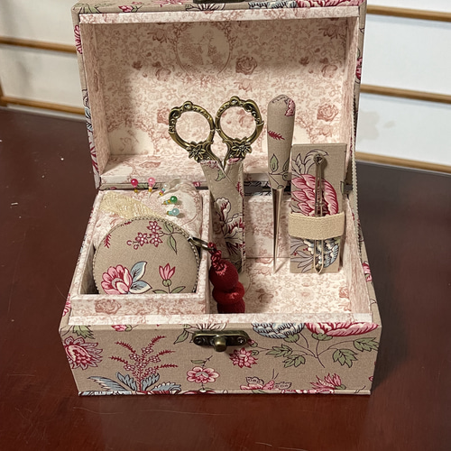 カルトナージュ ミニ裁縫箱 お色がアンティーク風で可愛い‼︎ レース