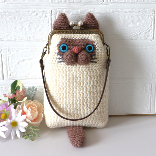 手編みニットのシャム猫ちゃんの がま口のスマホポシェット スマホ