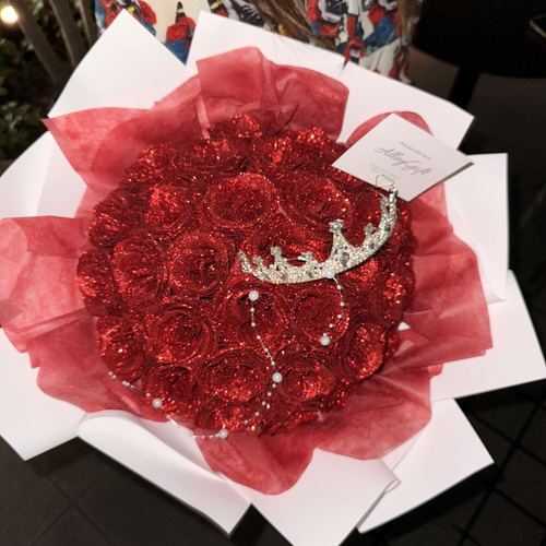 33本の赤色グリッターローズ花束 夜になると超キラキラする今バズっ