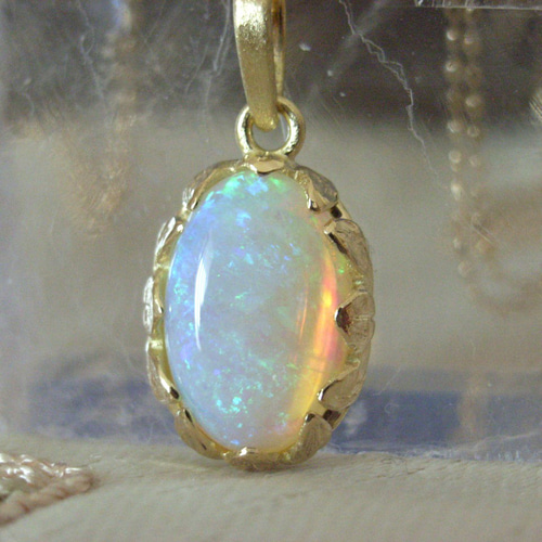 K18YGホワイトオパールのペンダントトップ ペンダントトップ フラワー