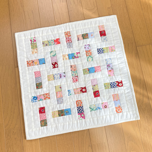 四角つなぎのパッチワークタペストリー パッチワークキルト