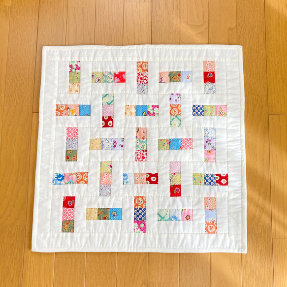 四角つなぎのパッチワークタペストリー パッチワークキルト