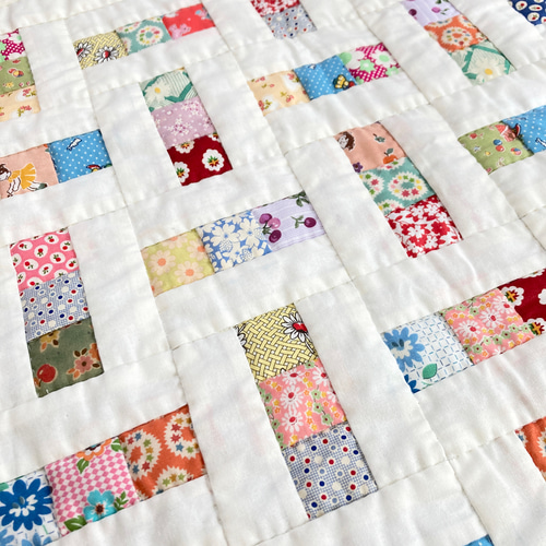 四角つなぎのパッチワークタペストリー パッチワークキルト