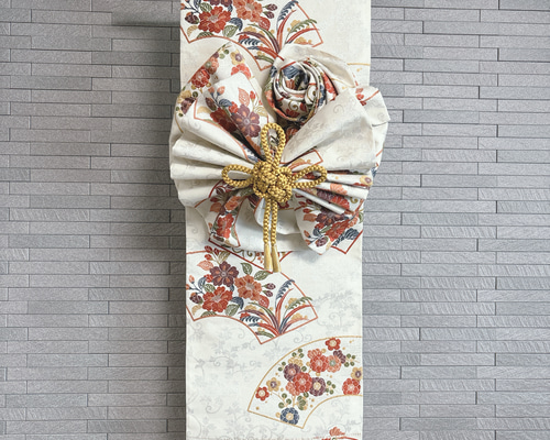 帯をリメイクした飾り結びのあるタペストリー 玄関に 床の間に お正月