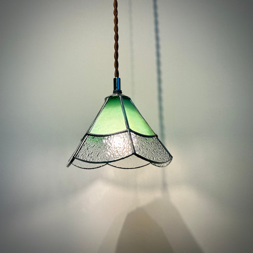 ステンドグラスのペンダントランプ 6角2段 リーフグリーン、クリア