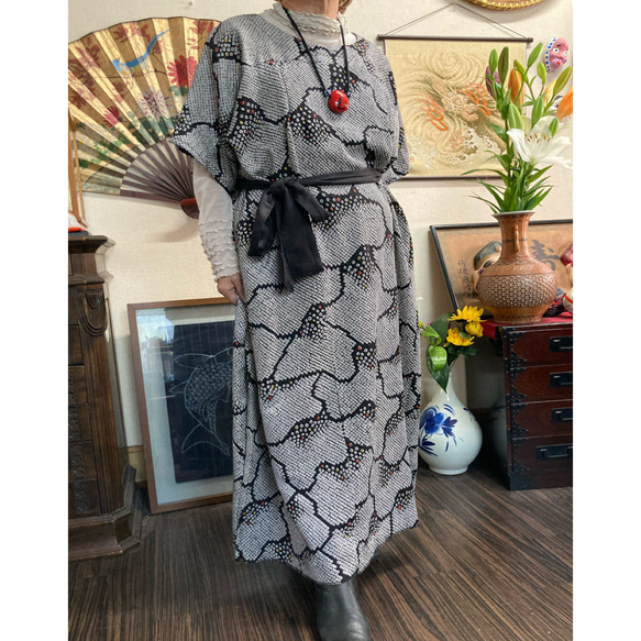 総絞り(黒)の着物からのワンピース(紐付き) 着物リメイク ワンピース