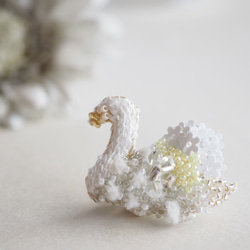 白鳥のブローチ / バッグチャーム ✴︎ ビーズ 刺繍 ブローチ kei