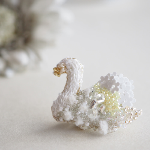 白鳥のブローチ / バッグチャーム ✴︎ ビーズ 刺繍 ブローチ kei