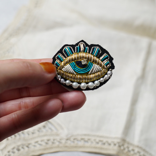 希望の視線” ザリ刺繍 ブローチ ブローチ Emby 通販 18695622｜Creema