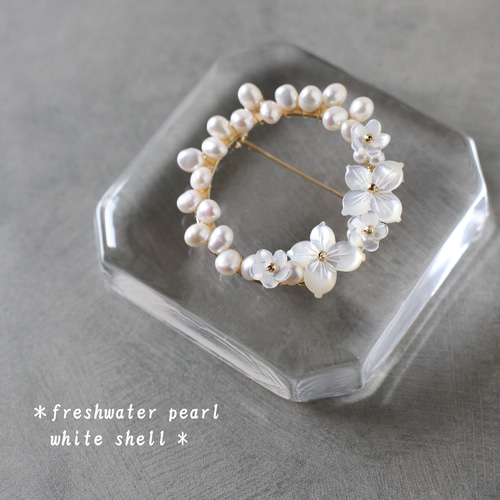 レースのような淡水パールとシェルフラワーのブローチ＊フォーマル