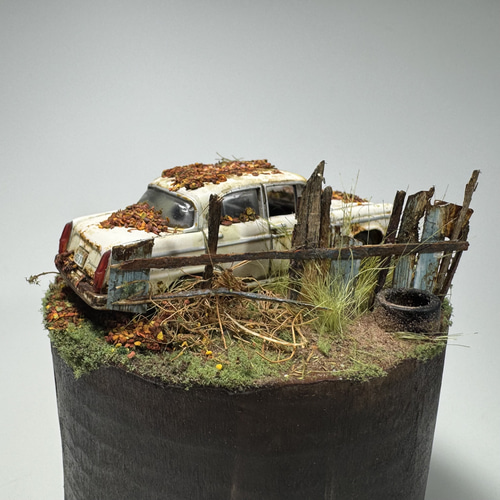 廃車のある風景のジオラマ作品 “stilllife 20105” / 初代セドリック