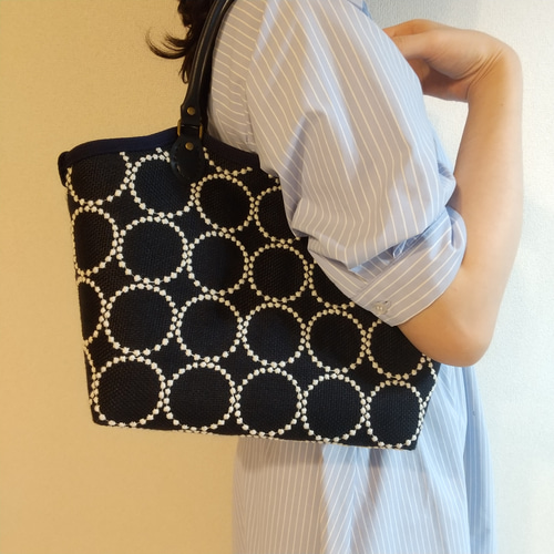 ミナペルホネン タンバリン トートバッグ 持ち手合成皮革 紺色×白 送料