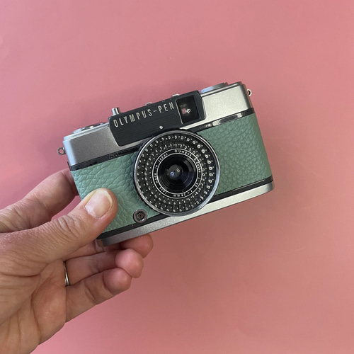 1本で2倍撮れるハーフカメラ｜オリンパス PEN EE-2ウォーターグリーン