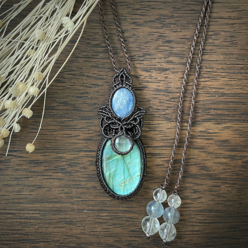 カイヤナイト・ラブラドライトとクリアクォーツの天然石マクラメ