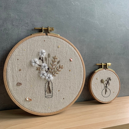 受注制作】「小枝と小瓶」手刺繍ファブリックパネル 直径8cm