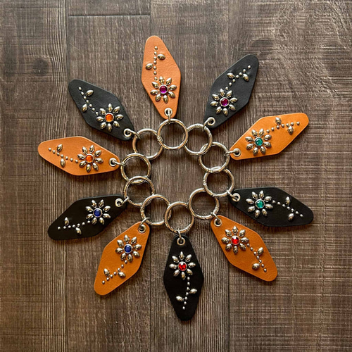 フラワースタッズ・レザーキーホルダー キーホルダー FEELZE 通販