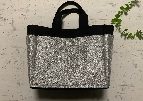 きらきらシルバー➕防水ナイロン黒 とにかく軽いミニトートバッグ 底面