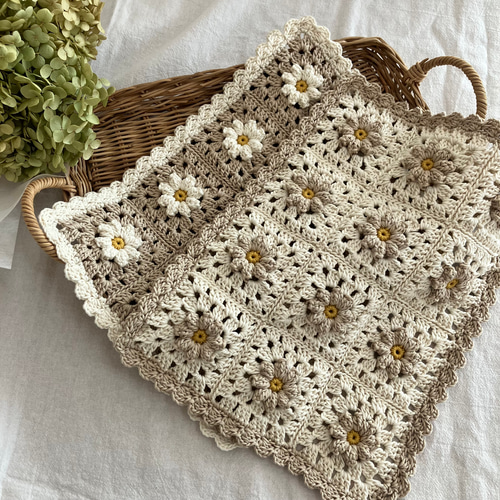 花びらぷっくり手編みマルチカバー 花びらベージュ/グラニースクエア