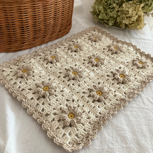 花びらぷっくり手編みマルチカバー 花びらベージュ/グラニースクエア