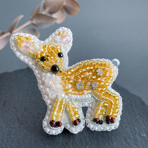振り向き小鹿のビーズ刺繍 ブローチ/キーホルダー/バッグチャーム