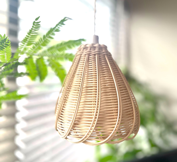 A ラタン（籐）の柔らかい光が注ぐランプシェード（ライト無し