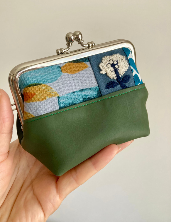 本革 マチ付きで自立するmina perhonenの可愛いがま口ポーチ＊ミナ