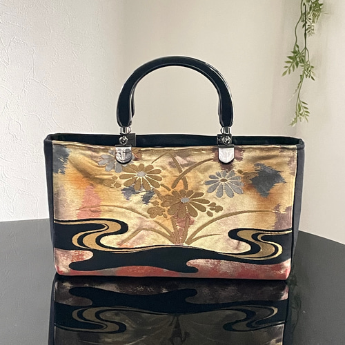 帯リメイクバッグ 本金箔 金の花と花菱亀甲 綿入りスクエアバッグ 持ち