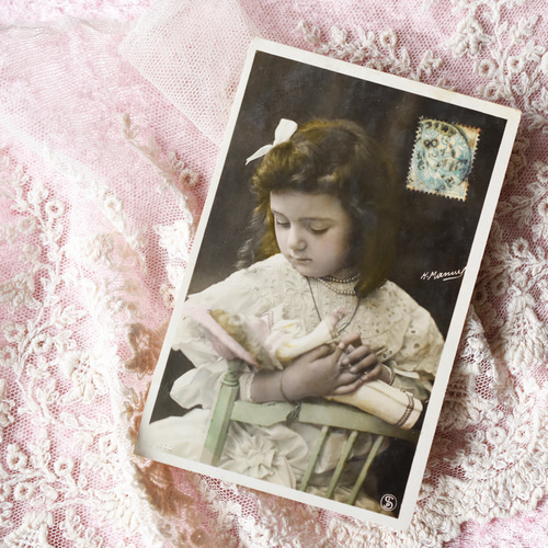 アンティークポストカード お人形をあやす美しいドレスの少女 P002