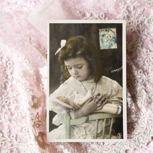 アンティークポストカード お人形をあやす美しいドレスの少女 P002