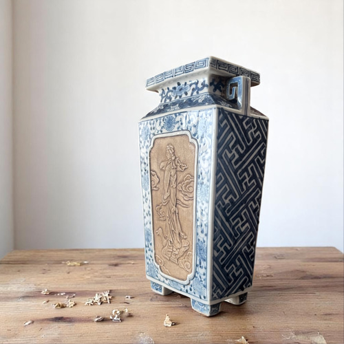 九谷焼染付陽刻飾壺 花器・花瓶 高さ23.5cm 素焼き陽刻×染付の静かな