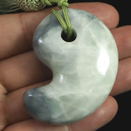 糸魚川翡翠 ヒスイ 緑 50mm勾玉 根付＆ディレクトリカード付 71.7g