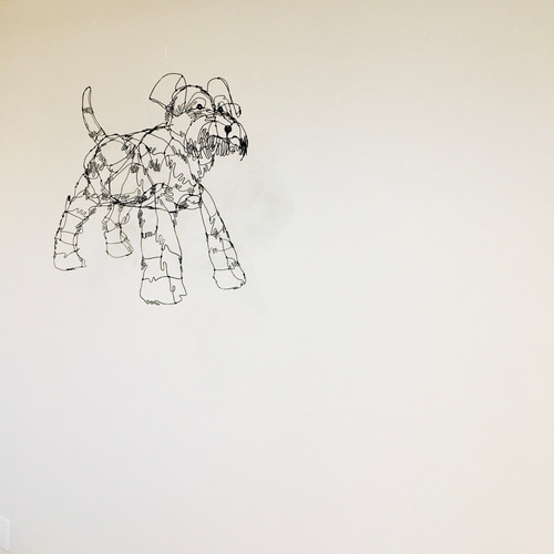 こっちを見てるミニチュアシュナウザーのワイヤーアート 夜の工作