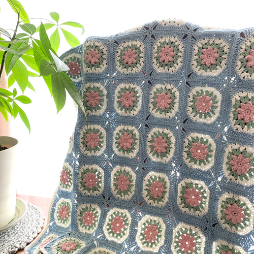 ピンクのお花のブランケット モチーフ編み 水色 膝掛け ひざかけ