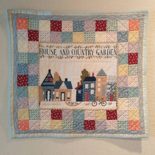 ☆パッチワーク・キルトタペストリー「ハウス&カントリーガーデン｣(約