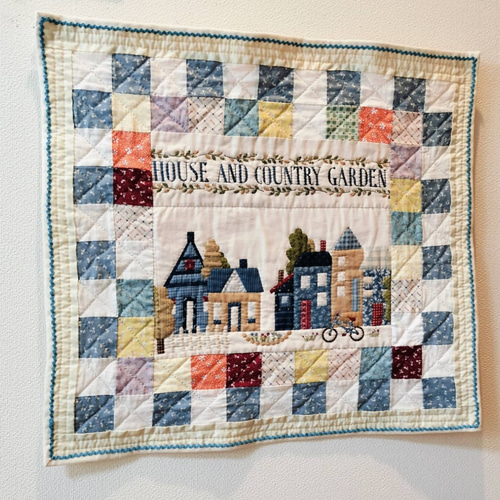 ☆パッチワーク・キルトタペストリー「ハウス&カントリーガーデン｣(約