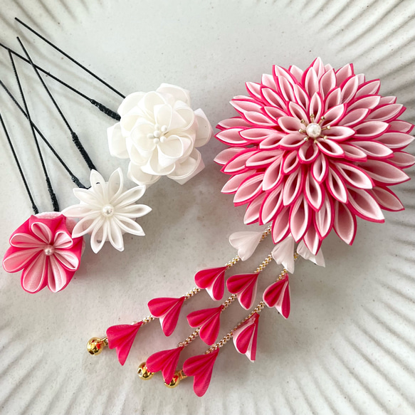 正絹羽二重 つまみ細工 赤とピンク色の雛菊のかんざし 卒業式 簪 髪