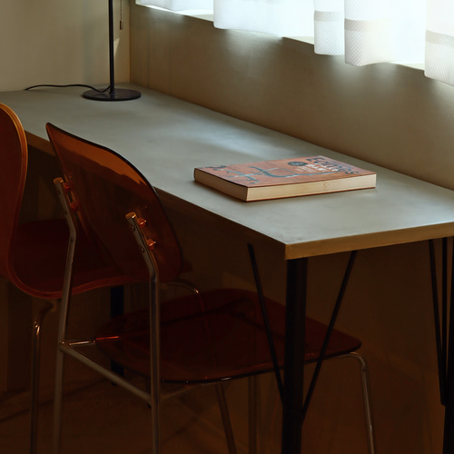 カウンターデスク｜横幅140cm｜ライトグレー｜薄塗りモルタル｜脚