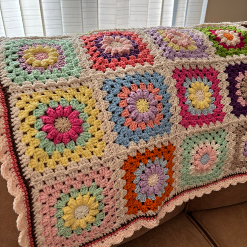 手編みブランケット/花モチーフ/グラニースクエア/カラフル/かぎ針編み